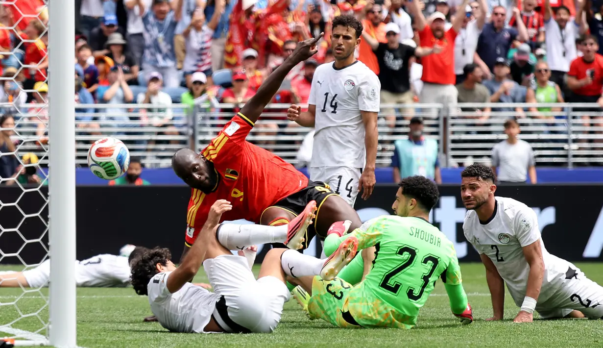 Tak sampai semenit, pemain 33 tahun tersebut berperan dalam gol bunuh diri Mohamed Hany ke gawang Mesir. (AFP/Getty Images/Alex Grimm)