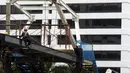 Pekerja menyelesaikan proyek Tugu Tenaga Kesehatan di Jembatan Penyeberangan Orang (JPO) Sudirman, Jakarta, Jumat (12/11/2021). Pemprov DKI Jakarta membuat Tugu Tenaga Kesehatan untuk menghormati tenaga kesehatan yang gugur selama pandemi COVID-19. (merdeka.com/Imam Buhori)
