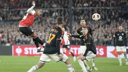 Pemain Feyenoord, Igor Paixao, mencetak gol ke gawang AS Roma dalam duel leg pertama play-off fase gugur Liga Europa 2023/2024 di Stadion De Kuip, Jumat (16/2/2024). (AP Photo/Peter Dejong)