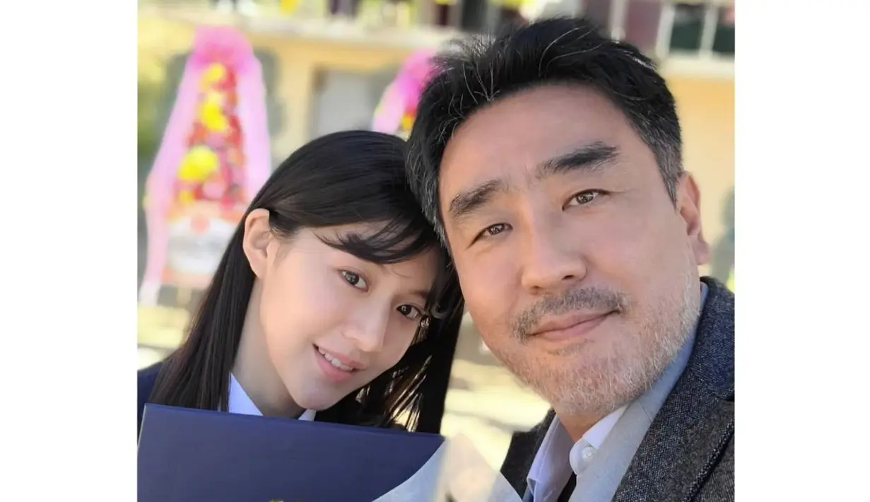 <p>Hangatnya potret kebersamaan ayah dan putrinya di hari kelulusan. Andaikan ibu Huisoo masih hidup, mungkin foto ini akan terasa lebih lengkap. (Foto: Instagram/ ryuseungryong_)</p>