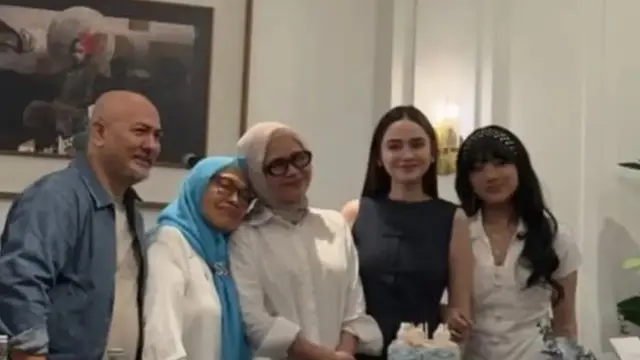 Syifa Hadju saat merayakan ulang tahun sang ibunda. [@syifahadju]