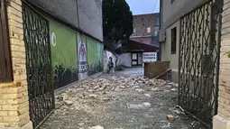 Pemandangan puing-puing di jalan setapak yang disebabkan oleh gempa bumi di Sisak, Kroasia, Senin (28/12/2020). Gempa yang terjadi pukul 0528 GMT itu juga terasa di ibu kota. (AP Photo/Goran Juric)