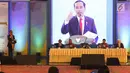 Presiden Joko Widodo memberikan paparan saat sarasehan 100 ekonom Indonesia di Jakarta, Senin (12/12). Jokowi mengungkapkan pencapaian peringkat kemudahan berusaha (Ease of Doing Business/EoDB). (Liputan6.com/Angga Yuniar)