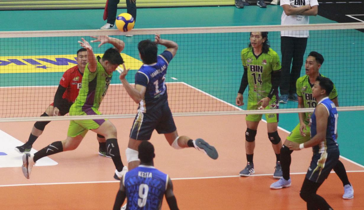 <p>Pemain Jakarta Bhayangkara Presisi, Rendy Tamamilang (tengah) dan pemain Jakarta STIN BIN, Jasen Natanael Kilanta berusaha menyeberangkan bola pada laga putaran kedua babak final four PLN Mobile Proliga 2024 di GOR Jatidiri, Semarang, Jawa Tengah, Minggu (14/7/2024). Jakarta Bhayangkara Presisi menang 3-0 (25-18, 25-12, 25-20). (Dok. PBVSI)</p>