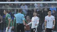 Pemain Liverpool, Harvey Elliot (kedua dari kanan), memprotes keputusan wasit yang menghadiahi Plymouth penalti setelah pelanggaran handsball pada babak keempat Piala FA 2024/2025 di Home Park, Minggu (9/2/2025) malam WIB. (AP Photo/Alastair Grant)