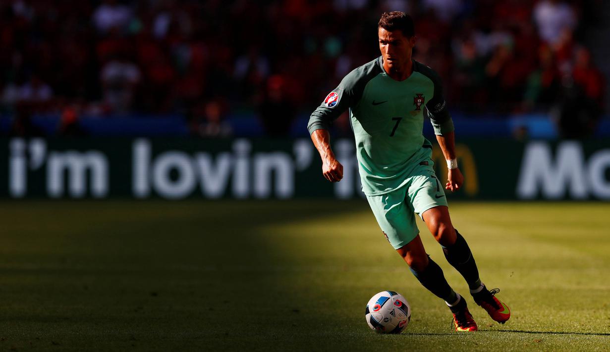 Cristiano Ronaldo mencatatkan namanya dalam jajaran pemain termuda yang mencetak gol pada piala Eropa 2004 saat Portugal kalah dari Yunani 1-2 dengan rentang usia 19 tahun 129 hari. (REUTERS/Jason Cairnduff)  