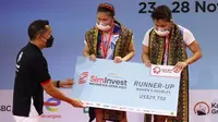 Ganda putri Indonesia, Greysia Polii/Apriyani Rahayu, menerima hadiah secara simbolis setelah menjadi runner-up sektor ganda putri Indonesia Open 2021, Minggu (28/11/2021). (Dok. PBSI)