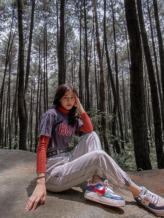 Menggunakan baju kaus berwarna ungu dan turtleneck, penyanyi yang baru berusia 17 tahun ini tampak berpose di hutan pinus. Penampilannya selalu dapat mencuri perhatian dengan gayanya yang selalu memesona. (Liputan6.com/IG/@keisyalevronka)