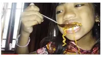 Gadis Makan Samyang (Sumber: Youtube Aurora Zr)