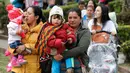 Para ibu dan anaknya saat memperingati Pekan ASI Dunia di Bogota, Kolombia (3/8). Aksi ini untuk mengkampanyekan pentingnya manfaat Air Susu Ibu (ASI) untuk kesehatan bayi dan balita. (REUTERS/John Vizcaino)