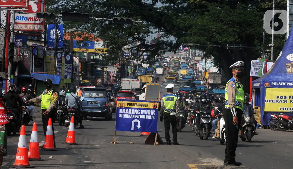 Petugas gabungan melakukan penyekatan di check point penyekatan arus mudik di kawasan Pasar Mudik, Bogor, (7/5/2021). Penyekatan pemudik pada jalur alternatif Parung diberlakukan jelang Lebaran guna mengantisipasi risiko peningkatan kasus COVID-19. (merdeka.com/Arie Basuki)
