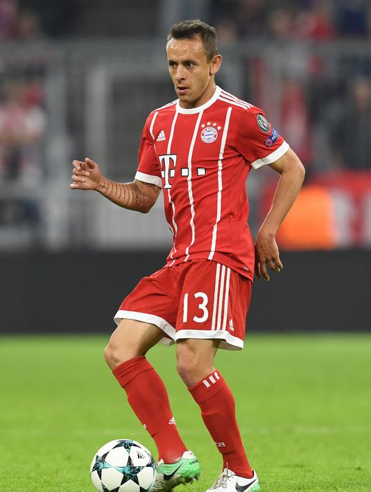 4. Rafinha - Tak hanya kalah saing di klub, bek Bayern Munchen ini juga akan mengalami kesulitan menebus skuad utama timnas Brazil. Nama macam Dani Alves dan Danilo yang tampil rutin bersama klub menjadi kendala. (AFP/Christof Stache)