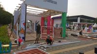 Suasana di zona festival yang masih ada pengerjaan jelang pembukaan Asian Para Games 2018 (Bola.com/Muhammad Ivan Rida)