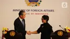 Menteri Luar Negeri Retno Marsudi (kanan) berjabat tangan dengan Menteri Luar Negeri China Wang Yi (kiri) usai melakukan pertemuan bilateral di Kantor Kementerian Luar Negeri, Jakarta, Kamis (18/4/2024). (merdeka.com/Imam Buhori)