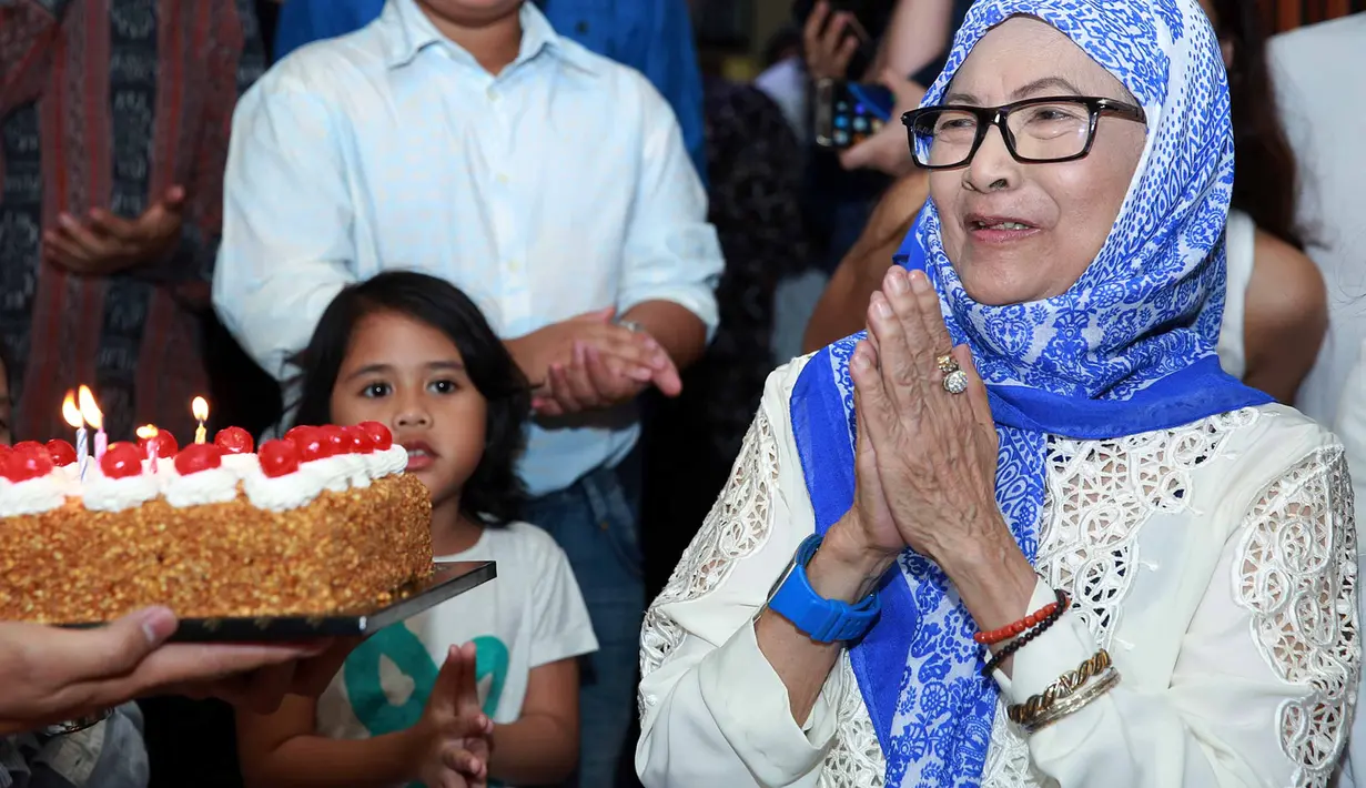 "Tadi abis kasih kejutan ke Bunda Iffet. Senang juga, siapa sih yang gak kenal beliau. Saya juga salah satu Slankers," kata Deva di Potlot, Jakarta Selatan, Selasa malam (16/8/2016). (Deki Prayoga/Bintang.com)