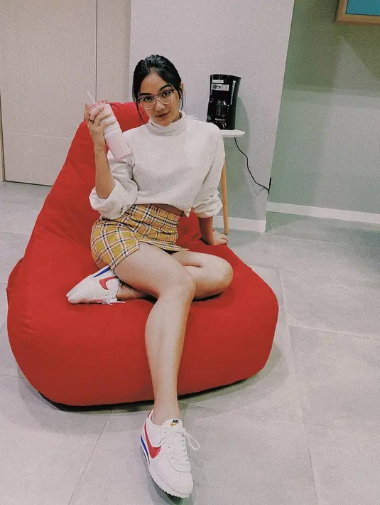Marion Jola baru-baru ini meluncurkan lagu terbarunya. Bersama Rizky Febian, Lala berkolaborasi dalam lagu berjudul “Tak Ingin Pisah Lagi”. Lagu barunya itu bercerita tentang perjalanan cinta yang tidak selalu mulus, namun pada akhirnya menemukan akhir bahagia.  (Liputan6.com/IG/@lalamarionmj)