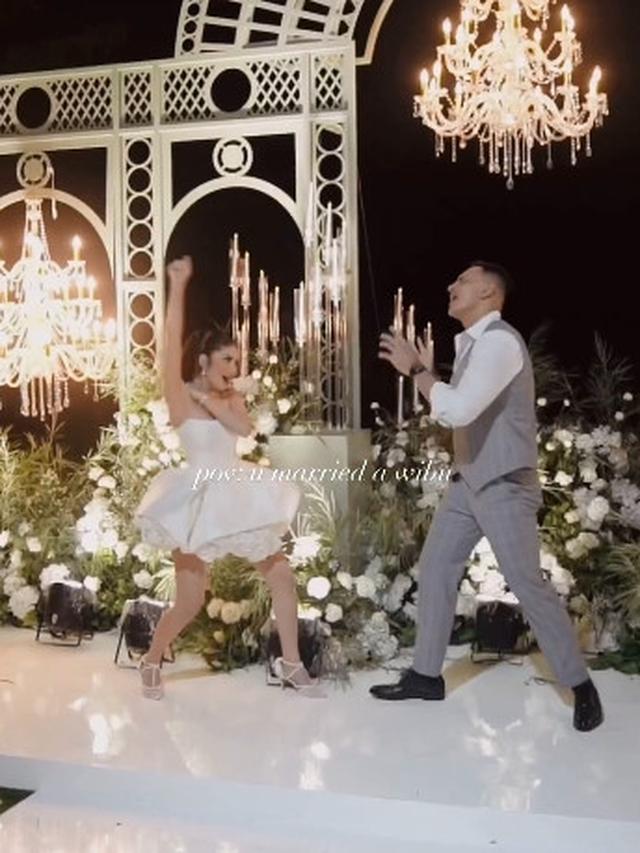 7 Momen Debi Sagita dan Marco Ivanos Cover Dance Lagu One Piece di Pesta Pernikahannya