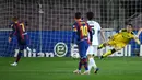 Gelandang Barcelona, Antoine Griezmann (kiri) melakukan eksekusi penalti yang berbuah gol kelima timnya ke gawang Getafe dalam laga lanjutan Liga Spanyol 2020/2021 pekan ke-32 di Camp Nou Stadium, Barcelona, Kamis (22/4/2021). Barcelona menang 5-2 atas Getafe. (AFP/Lluis Gene)