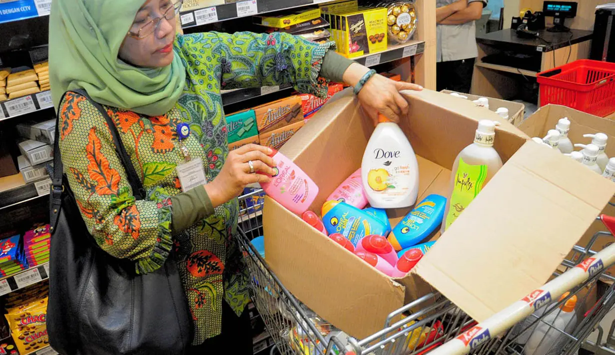 Beberapa botol produk impor untuk kecantikan yang diduga ilegal dimasukkan ke dalam kardus oleh petugas BPOM, Jakarta, Rabu (25/6/14). (Liputan6.com/Faizal Fanani)