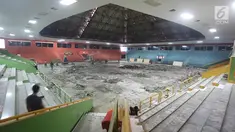 Suasana renovasi GOR Soemantri Brodjonegoro di Jakarta, Selasa (14/11). Pemerintah Provinsi DKI Jakarta merenovasi 10 GOR untuk mendukung pelaksanaan Asian Games 2018. Proyek renovasi ini ditargetkan selesai pada Mei 2018. (Liputan6.com/Immanuel Antonius)