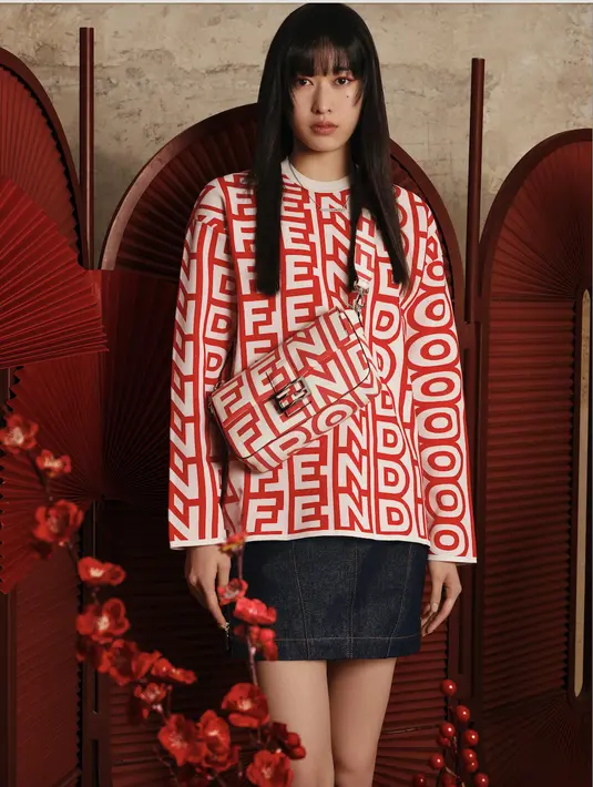 Koleksi ini menjadi kian eksklusif berkat kolaborasi dengan Polaroid. [Foto: Fendi]