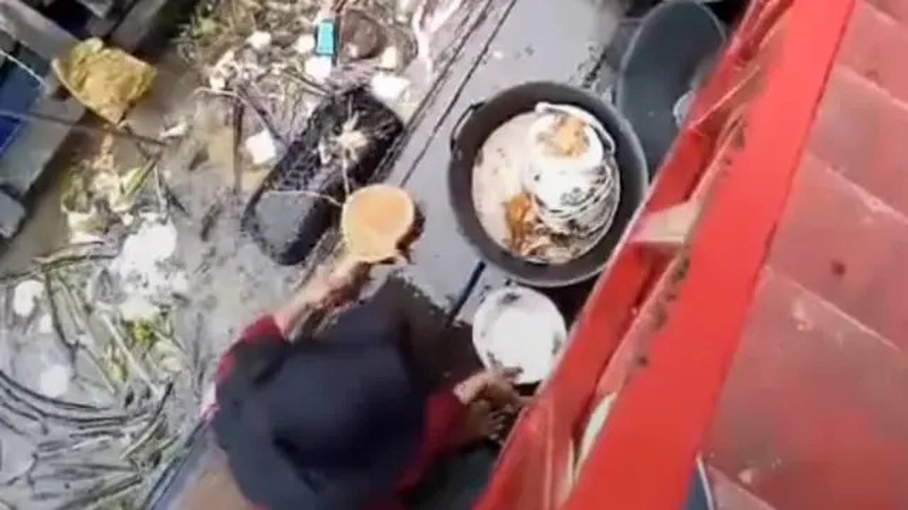 Viral Pegawai Rumah Makan Terekam Cuci Piring Diduga Pakai Air Penuh Sampah, Bikin Enggak Nafsu Makan Sampai jadi Sorotan