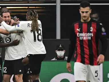 Pemain Lille merayakan gol yang dicetak Yusuf Yazici ke gawang AC Milan pada laga lanjutan Liga Europa 2020/2021 di Stadion San Siro, Jumat (6/11/2020) dini hari WIB. AC Milan kalah 0-3 oleh Lille. (AFP/Miguel Medina)