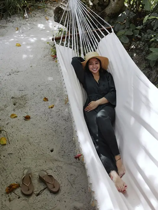 "Suka bangettt @nikitawillyofficial94 Dan @indpriw sukses dua2 nya bikin orang baperrrrrrr😂😂😂 pokoknya cocok berdua cepetan nikahhh yaaa gak sabaarrr 😂😂😂 bagi undangannya ya 😁😁 Love you sweet Couple," tulis nikita_indra. (Instagram/nikitawillyofficial94)