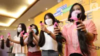 Para donatur menunjukkan rambut usai dipotong pada kegiatan Hair to Share di MRCC Siloam Hospitals Semanggi, Jakarta, Rabu (03/02/2021). Donasi rambut bagi pasien kanker digelar dalam rangka Hari Kanker Sedunia 2021 pada 4 Februari. (Liputan6.com/Fery Pradolo)