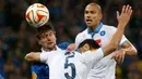 Penyerang Dnipropetrovsk, Yevhen Seleznyov (kiri) berebut bola udara Miguel Britos di leg kedua semifinal Europa League di NSK Olimpijs'kjv Stadium,, Jumat (15/5/2015). Dnipro Dnipropetpovsk menang 1-0 atas Napoli. (REUTERS/Valentyn Ogirenko)