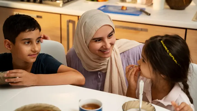 Ilustrasi anak, ibu, sahur, buka puasa, Islami