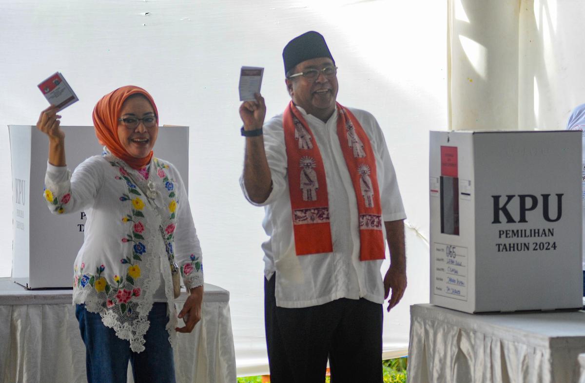 Rano Karno nyoblos di TPS 65 Lebak Bulus saat Pilkada Jakarta 2024