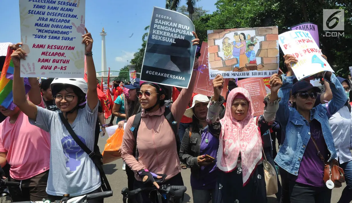 Ratusan aktifis perempuan dari 65 organisasi kemasyarakatan melakukan aksi memperingati Hari Perempuan Internasional di depan Istana Merdeka, Jakarta, Jumat (8/3). Mereka menuntut pemerintah mencabut PP No.78/2015. (merdeka.com/Arie Basuki)