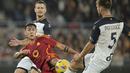 Striker AS Roma, Paulo Dybala (tengah) melepaskan tendangan di antara dua pemain Lecce pada laga pekan ke-11 Liga Italia 2023/2024 di Olimpico Stadium, Roma, Senin (6/11/2023) dini hari WIB. (LaPresse via AP Photo/Alfredo Falcone)