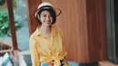 Nah, ceria banget kan? Mulai dari  rok pattern, kemeja warna kuning, serta topi dan sepatu yang dipakainya. Terlebih dengan senyuman semringah di bibir Andien. (Instagram/andienaisyah)