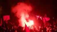Pesta Suporter Vietnam usai timnya mengalahkan Thailand pada partai final cabor sepak bola SEA Games 2021. (Muhammad Adiyaksa/Bola.com)
