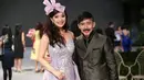 Yuanita Christiani sempat berpose di catwalk bersama desainer professional.  (Desmond Manullang/Bintang.com)