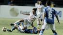 Gelandang Persib Bandung, Oh In-Kyun, merebut bola dari gelandang Arema FC, Hendro Siswanto, pada laga persahabatan di Stadion GBLA, Bandung, Minggu (18/3/2018). Persib menang 2-1 atas Arema FC. (Bola.com/M Iqbal Ichsan)