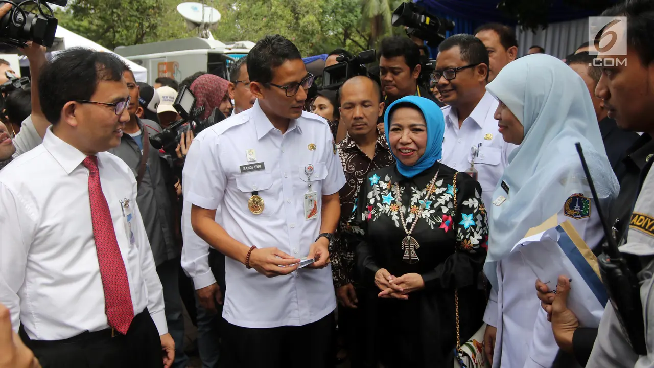 Sandiaga Uno dan Deputi Gubernur BI Kunjungi Layanan Penukaran Uang di Monas