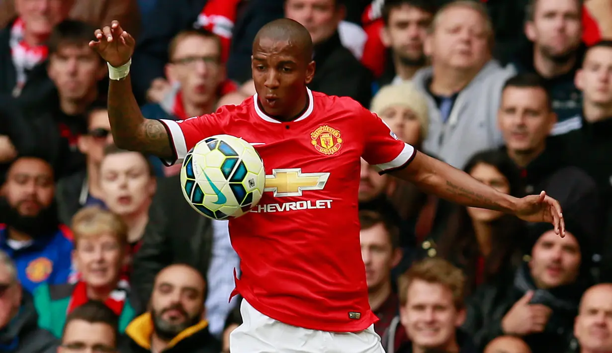 Gelandang Manchester United, Ashley Young mengontrol bola saat Laga Liga Premier Inggris di Stadion Old Trafford, Minggu (17/5/2015). Manchester United bermain imbang 1-1 atas Arsenal. (Reuters/Jason Cairnduff)