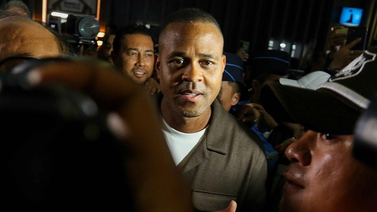 Foto: Momen Patrick Kluivert Tiba di Jakarta, Disambut Suporter Timnas