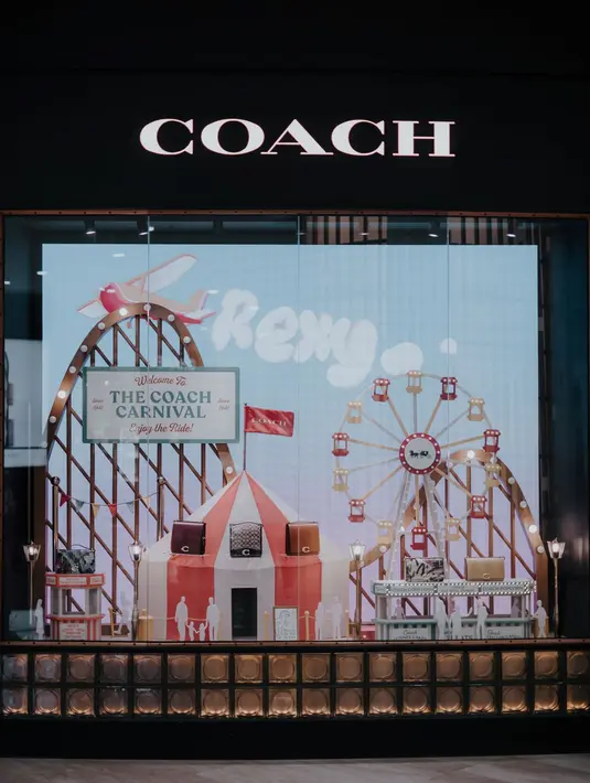 <p>Coach memperbaharui konsep Windows of the Future yang menampilkan tampilan jendela butik di Senayan City. Instalasi unik dan satu-satunya ini akan membangkitkan memori masa kecil kita melalui display bertemakan holiday termasuk ferris wheel pada bagian depan, rollercoaster yang semarak dan tumpukan hadiah yang memberikan energi ceria dari kampung halaman Coach, New York. / Foto dok Coach.</p>
