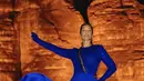 Alicia Keys terlihat begitu memesona dalam balutan gaun bernuansa biru. Aksen rantai emas menambah aksi pada look yang ditampilkan. [Foto: Instagram/ Alicia Keys]