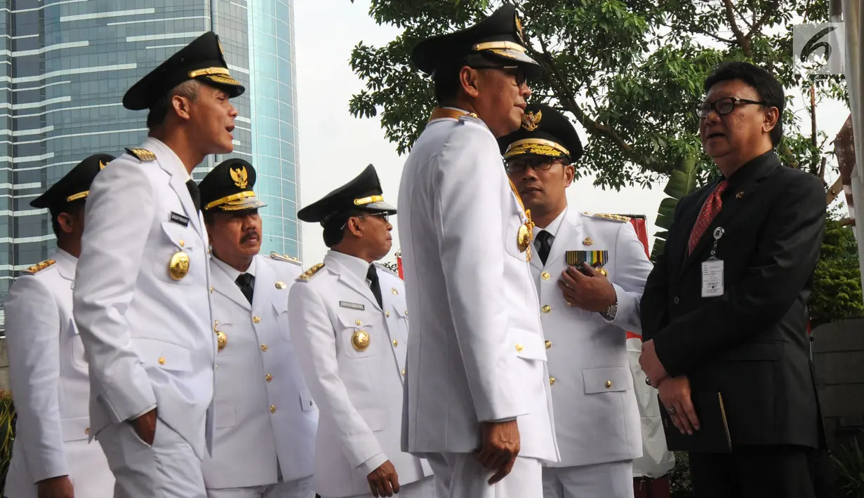 Mendagri Tjahjo Kumolo (kanan) berbincang dengan gubernur dan wakil gubernur hasil Pilkada 2018 di Gedung KPK, Jakarta, Rabu (5/9). Mereka adalah gubernur dan wakil gubernur Jawa Tengah, Jawa Barat, Sulawesi Selatan, dan Bali. (Merdeka.com/Dwi Narwoko)