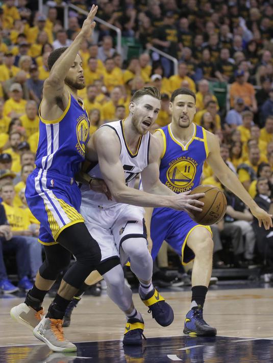 Pemain Utah Jazz, Gordon Hayward (tengah) berusaha melewati adangan pemain Warriors, Stephen Curry (kiri) dan Klay Thompson (kanan) pada gim keempat playoff NBA di Salt Lake City, Senin (8/5/2017). Warriors menang 121-95.  (AP/Rick Bowmer)