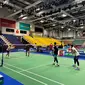 Para atlet bulu tangkis Indonesia menjajal lapangan pertandingan Jerman Terbuka 2022 di Westenergie Sporthalle, Mulheim an der Ruhr, Senin, 7 Maret. (foto: PBSI)