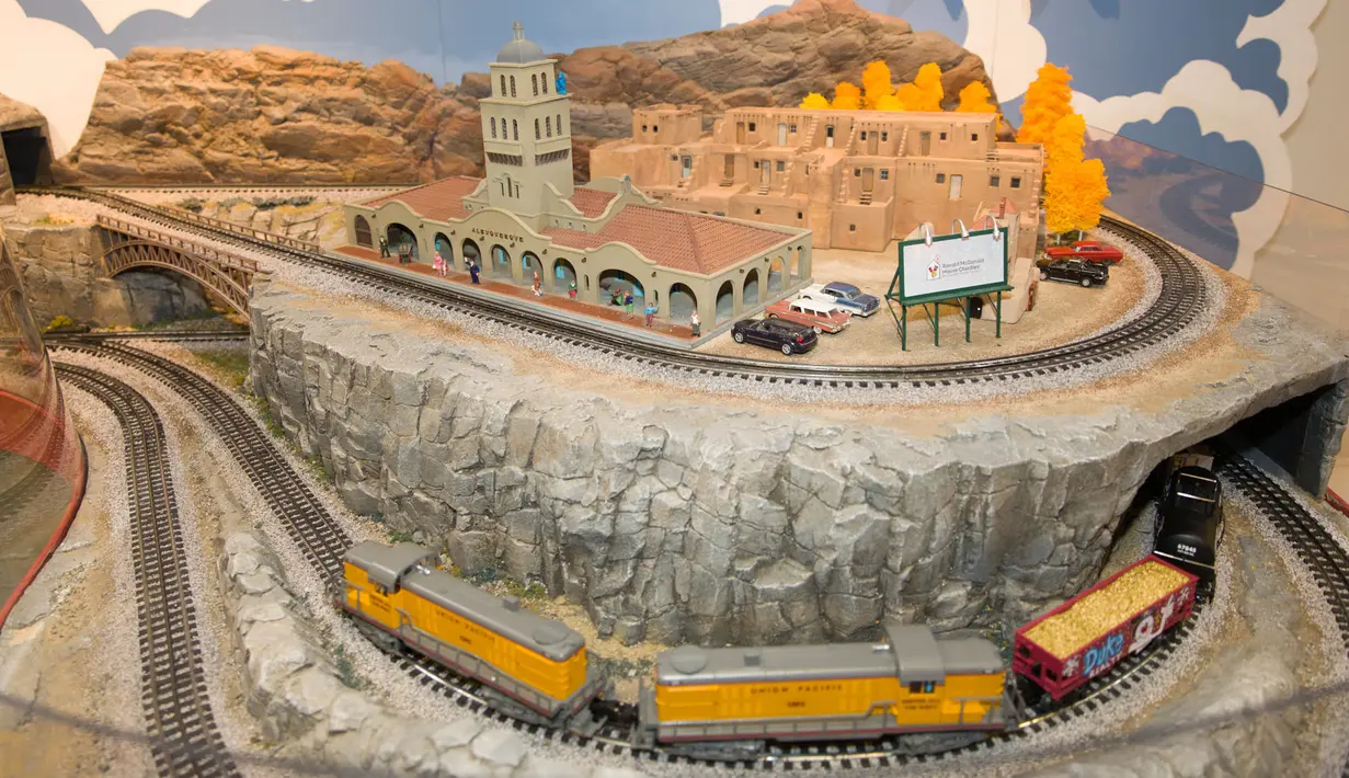 Deretan model kereta dipajang di sebuah pameran kereta yang digelar di Dallas, Texas, pada 16 November 2020. Pameran Trains at NorthPark 2020 di Dallas telah menjadi salah satu tradisi liburan utama di kota tersebut. Pameran ini berlangsung dari 14 November hingga 3 Januari. (Xinhua/Dan Tian)