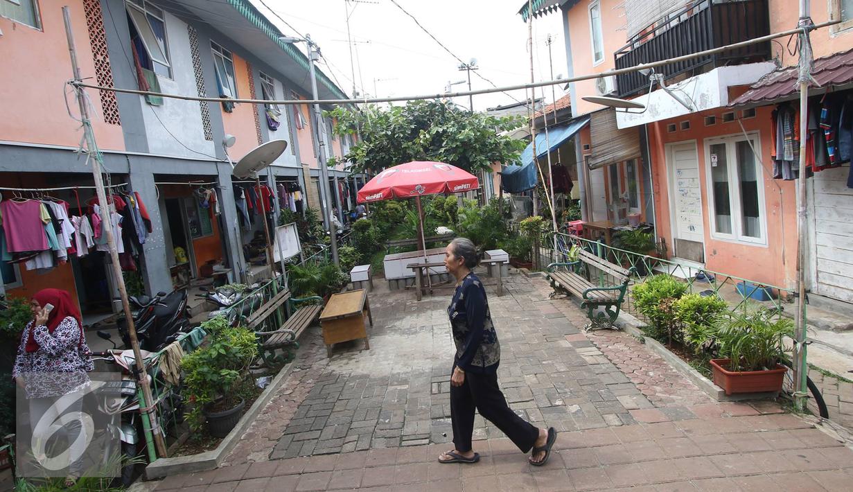 Warga beraktivitas di Kampung Deret Petogogan, Jakarta Selatan, Selasa (12/7). Wagub DKI Jakarta Djarot Saiful Hidayat akan memprioritaskan pembangunan rusun dan program kampung deret pada tahun 2017 mendatang. (Liputan6.com/Immanuel Antonius)