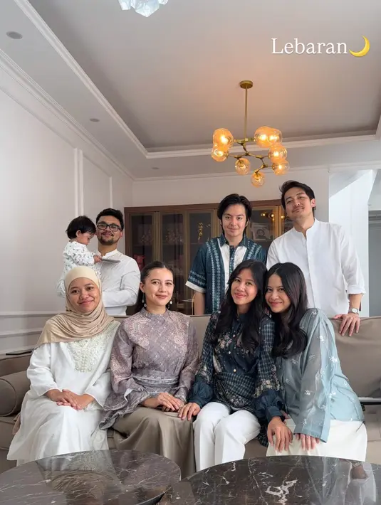 Duo bumil bestie Shenina Cinnamon dan Hanggini tak sengaja kompakan dengan atasan biru di Lebaran kedua [@sheninacinnamon]