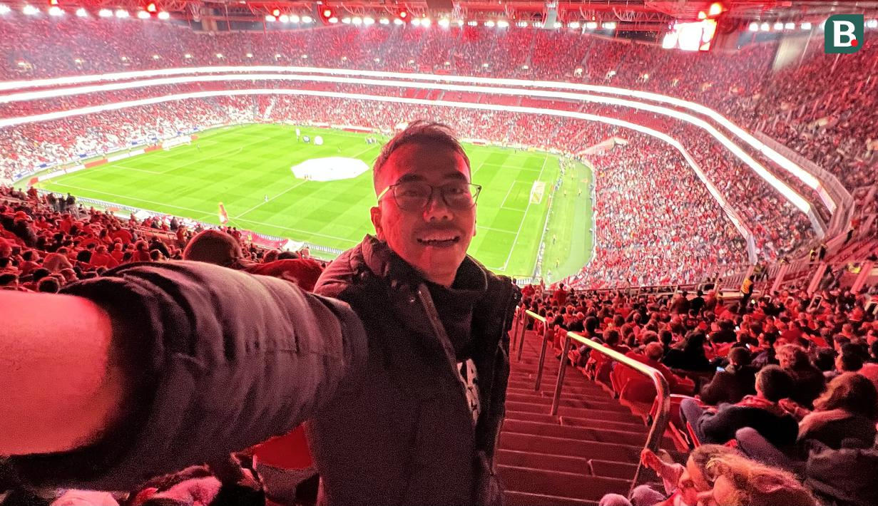 Jurnalis Bola.com, Bagaskara Lazuardi, berswafoto di tribune Estadio Da Luz, kandang dari Benfica FC. Kali ini Benfica FC akan berhadapan dengan Estrela Amadora pada laga putaran keempat Piala Portugal, Sabtu (23/11/2024). (Bola.com/Bagaskara Lazuardi)